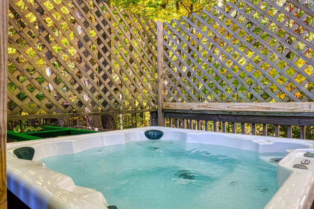 Four Bears Den, Hot Tub, 1089 Of Free Attraction Tickets For Each Paid Day, Dollywood And More جاتلينبرج المظهر الخارجي الصورة
